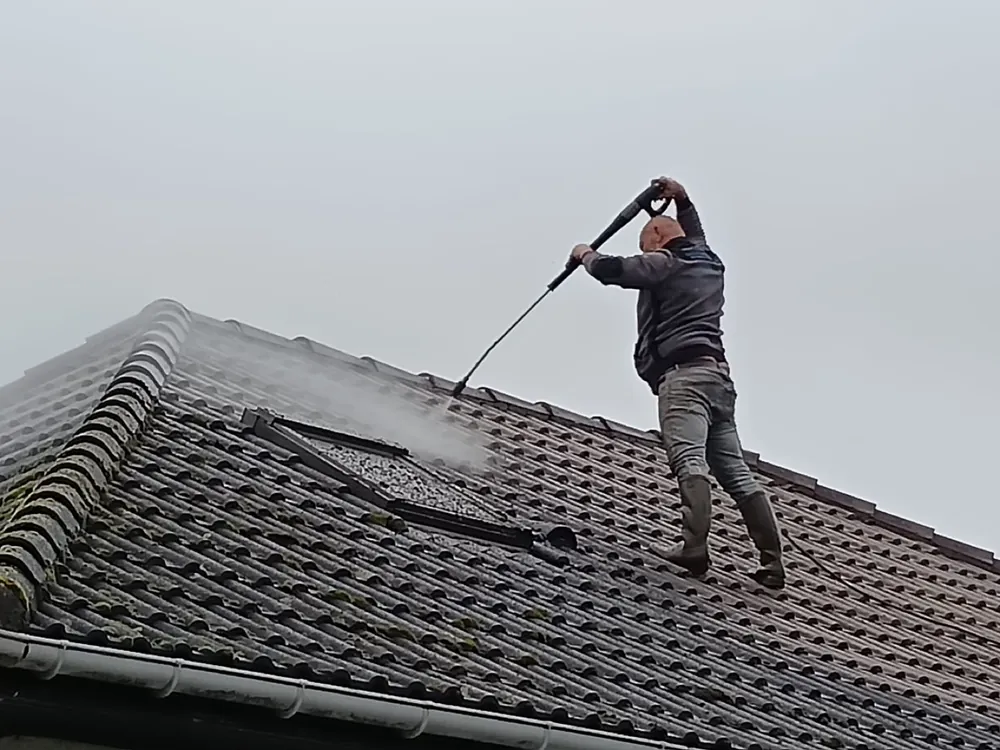L'artisan couvreur au travail sur une toiture de Touraine